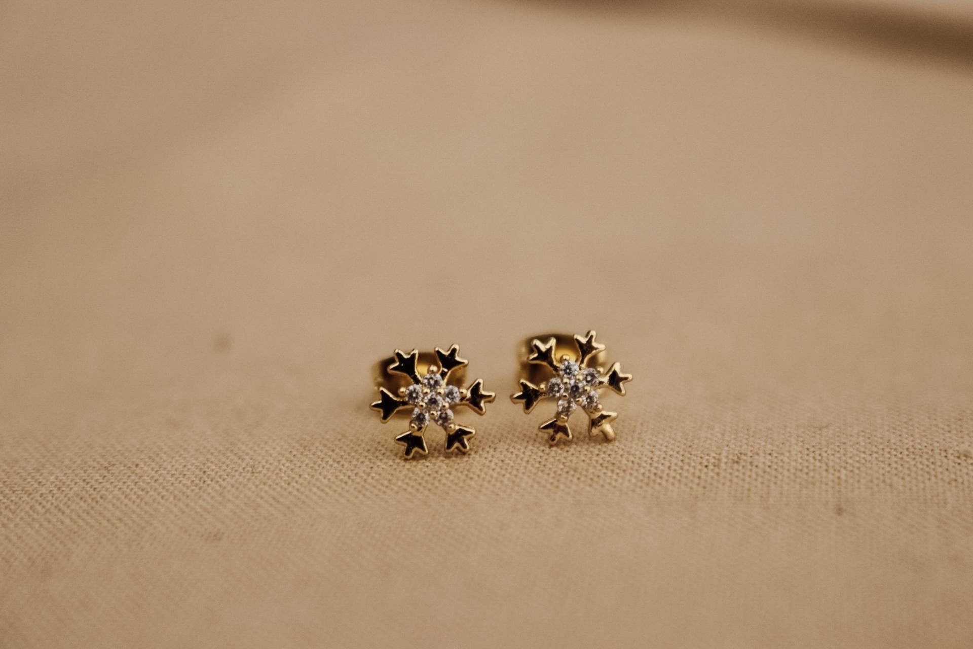 Tiny Snowflake stud gold Earrings, earrings+christmas, WINTER earrings, Snow earrings, giftful earrings, christmas-gifted, christmas giftful