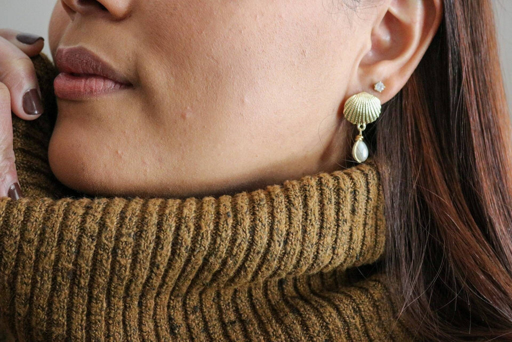 Scallop Shell Earrings, Shell Pearl Earrings, Beachy earrings, Shell huggie earring, Beachy jewelry, Beach wedding, Gold scallop shell Ear