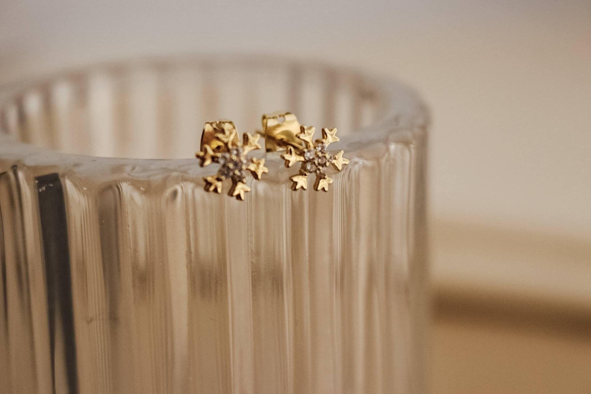 Snowflake gold Earrings, Earring studs christmas, tini earrings, minimalistic earrings, WINTER earrings, Snow flake Minimalist Earrings