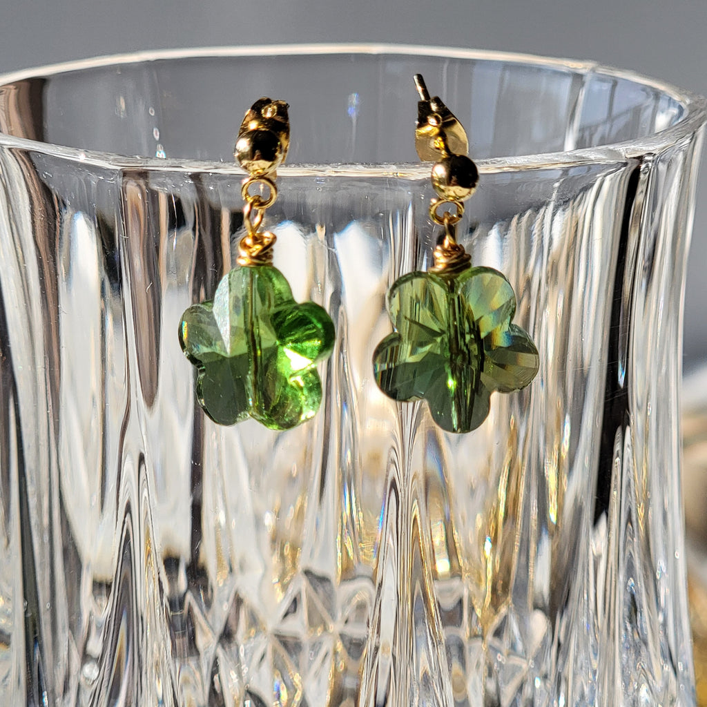 Daisy earrings, Green Flower Earrings, spring earrings, lightweight earrings, everyday earrings, neutral earrings, retro flower earring