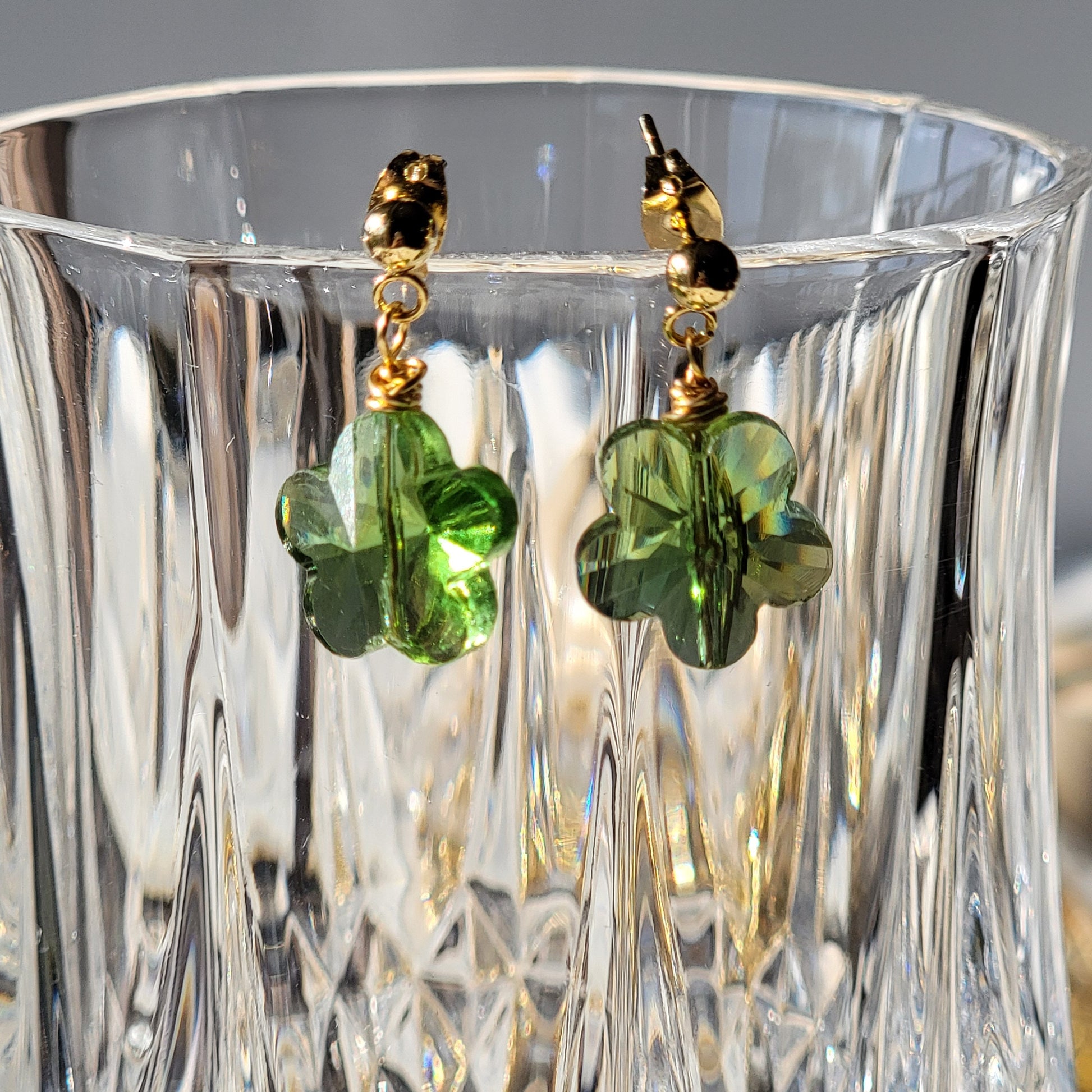Daisy earrings, Green Flower Earrings, spring earrings, lightweight earrings, everyday earrings, neutral earrings, retro flower earring