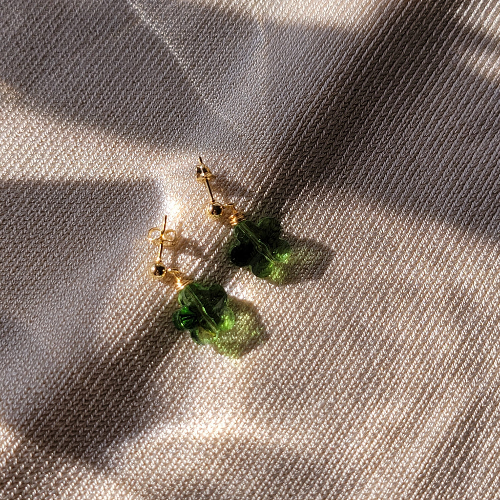 Daisy earrings, Green Flower Earrings, spring earrings, lightweight earrings, everyday earrings, neutral earrings, retro flower earring