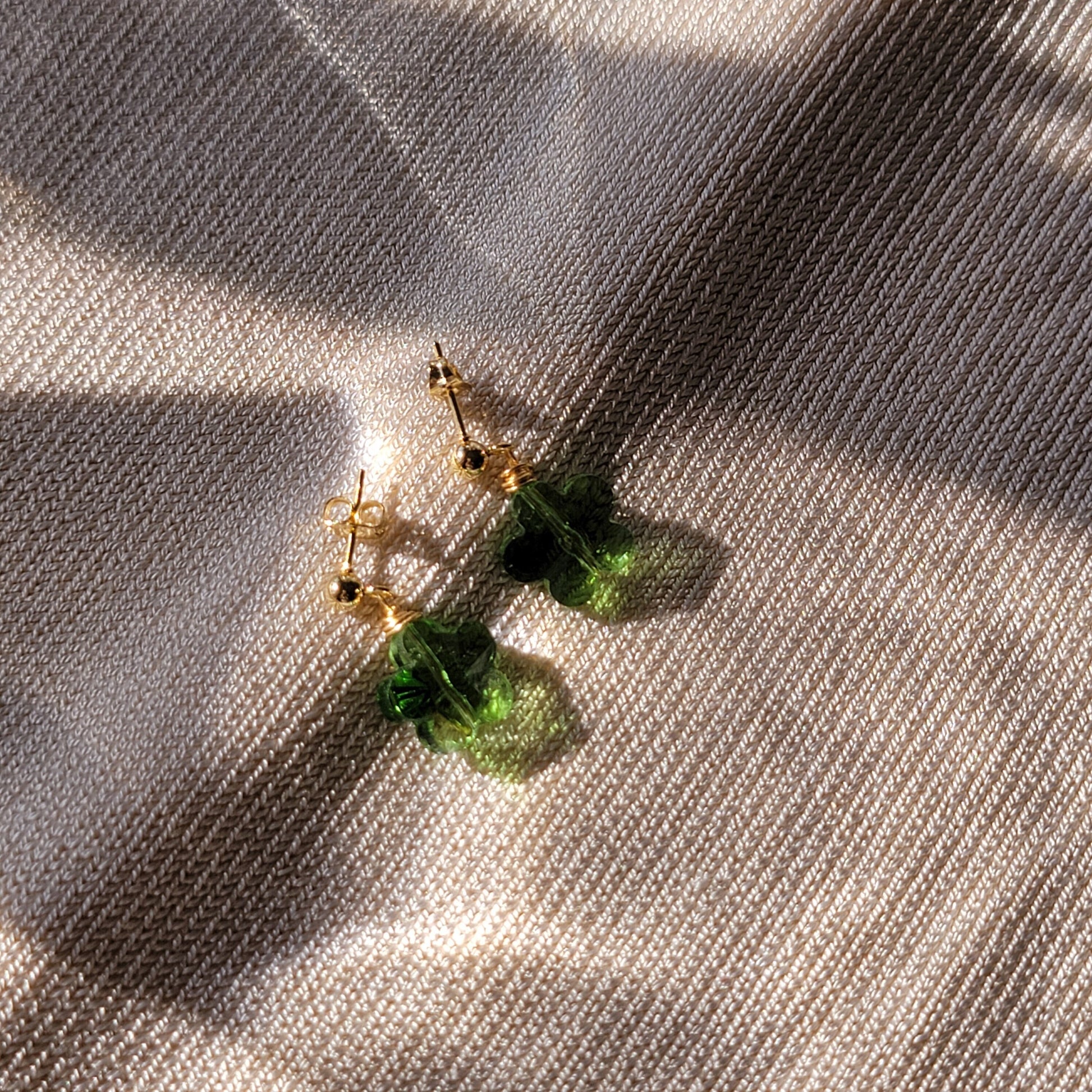 Daisy earrings, Green Flower Earrings, spring earrings, lightweight earrings, everyday earrings, neutral earrings, retro flower earring