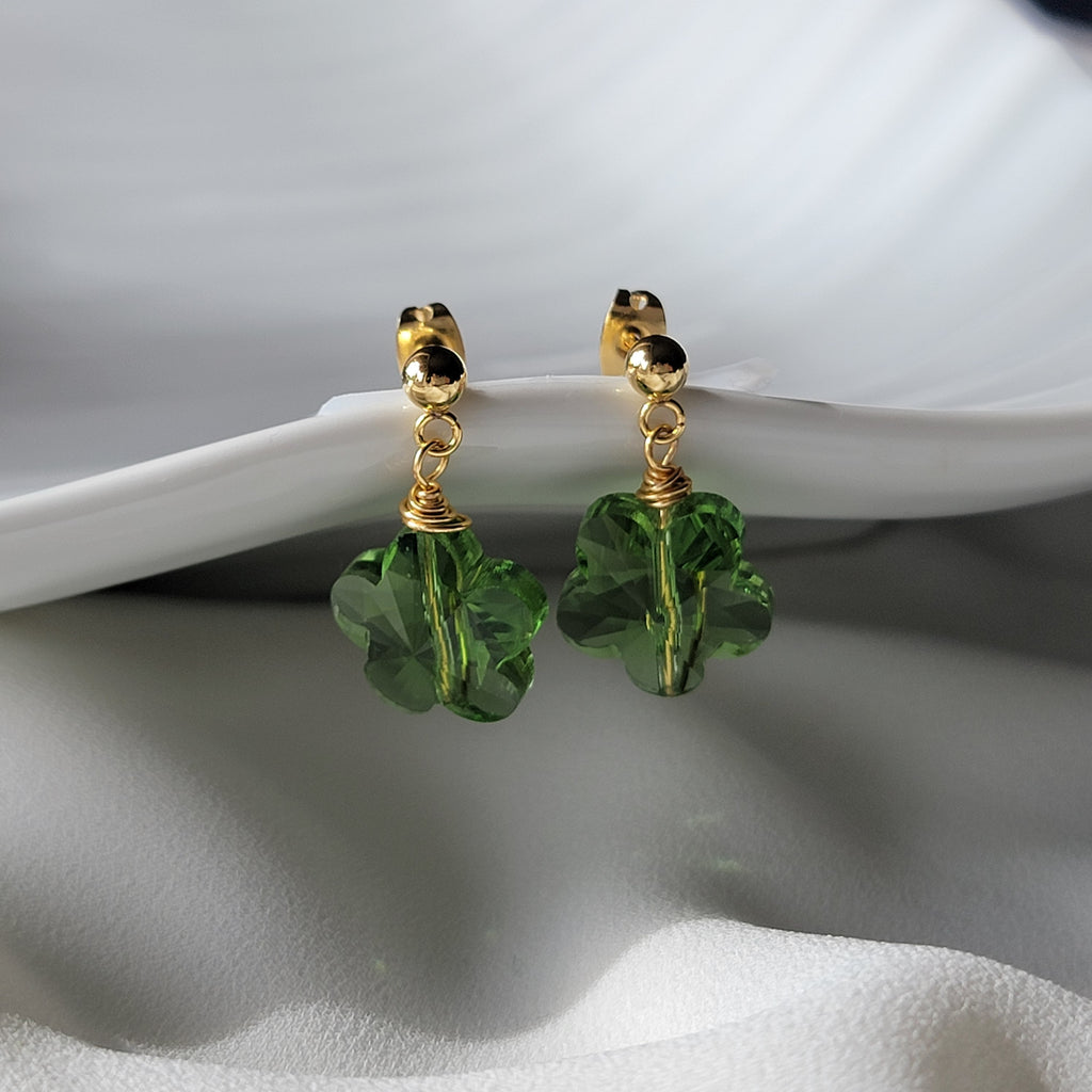 Daisy earrings, Green Flower Earrings, spring earrings, lightweight earrings, everyday earrings, neutral earrings, retro flower earring
