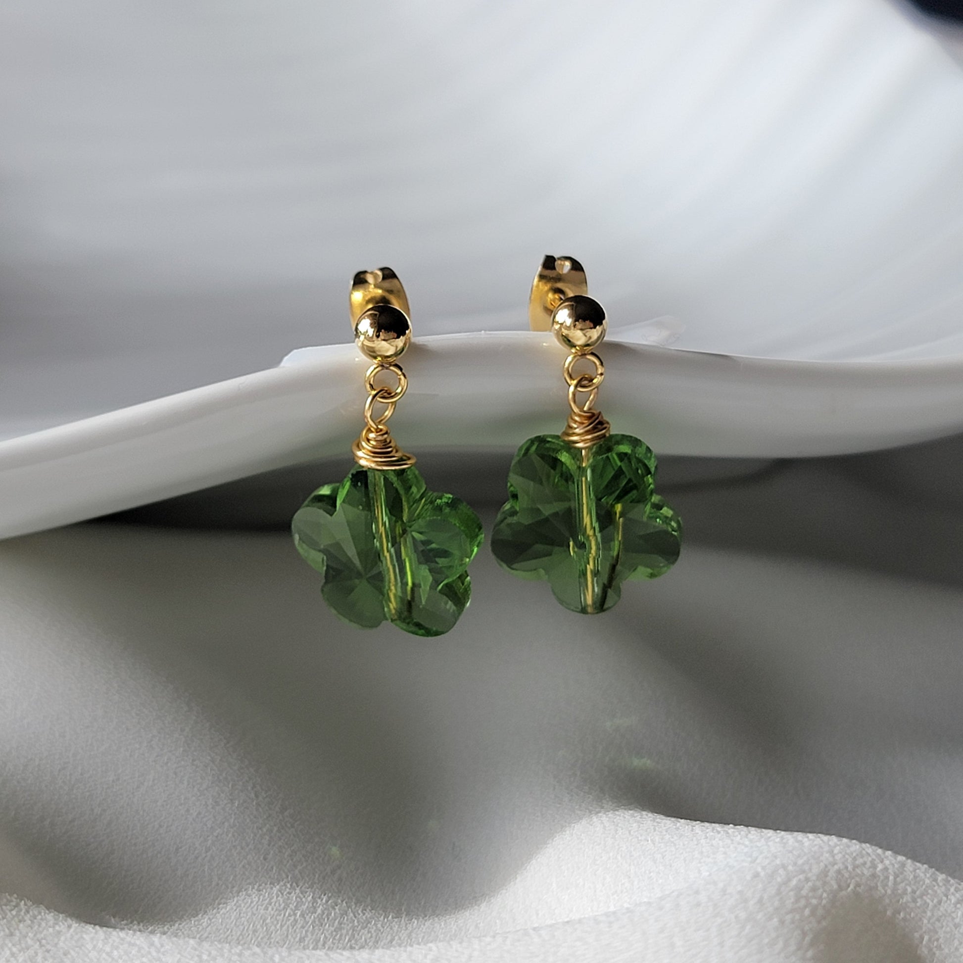 Daisy earrings, Green Flower Earrings, spring earrings, lightweight earrings, everyday earrings, neutral earrings, retro flower earring