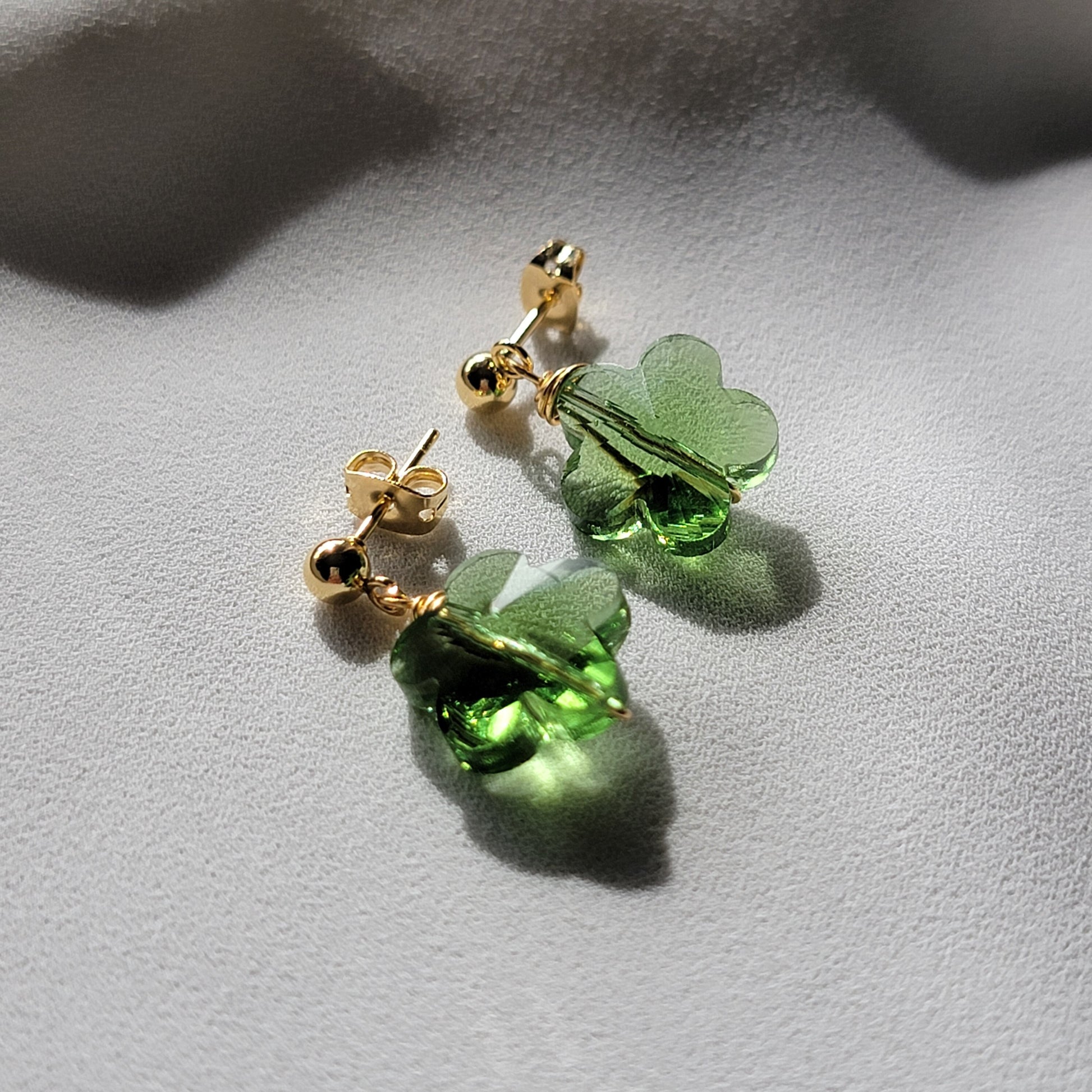 Daisy earrings, Green Flower Earrings, spring earrings, lightweight earrings, everyday earrings, neutral earrings, retro flower earring