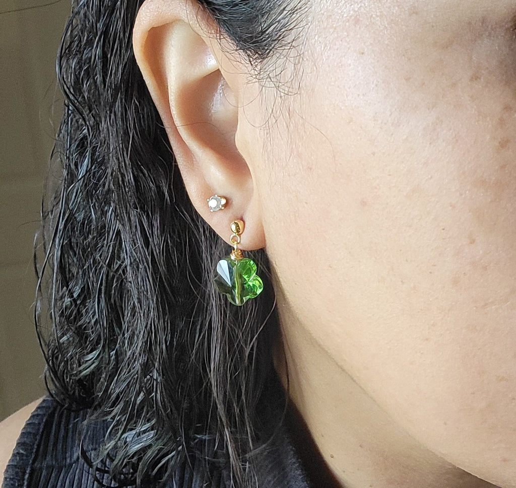 Daisy earrings, Green Flower Earrings, spring earrings, lightweight earrings, everyday earrings, neutral earrings, retro flower earring