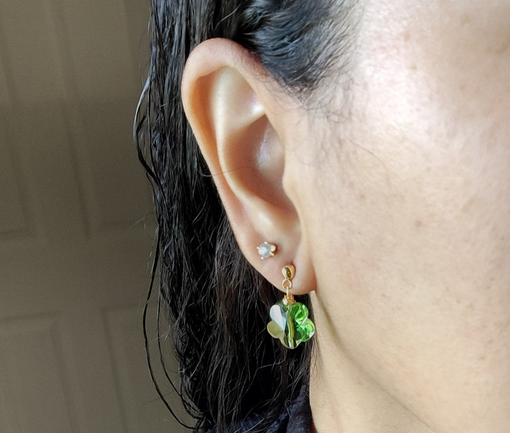 Daisy earrings, Green Flower Earrings, spring earrings, lightweight earrings, everyday earrings, neutral earrings, retro flower earring