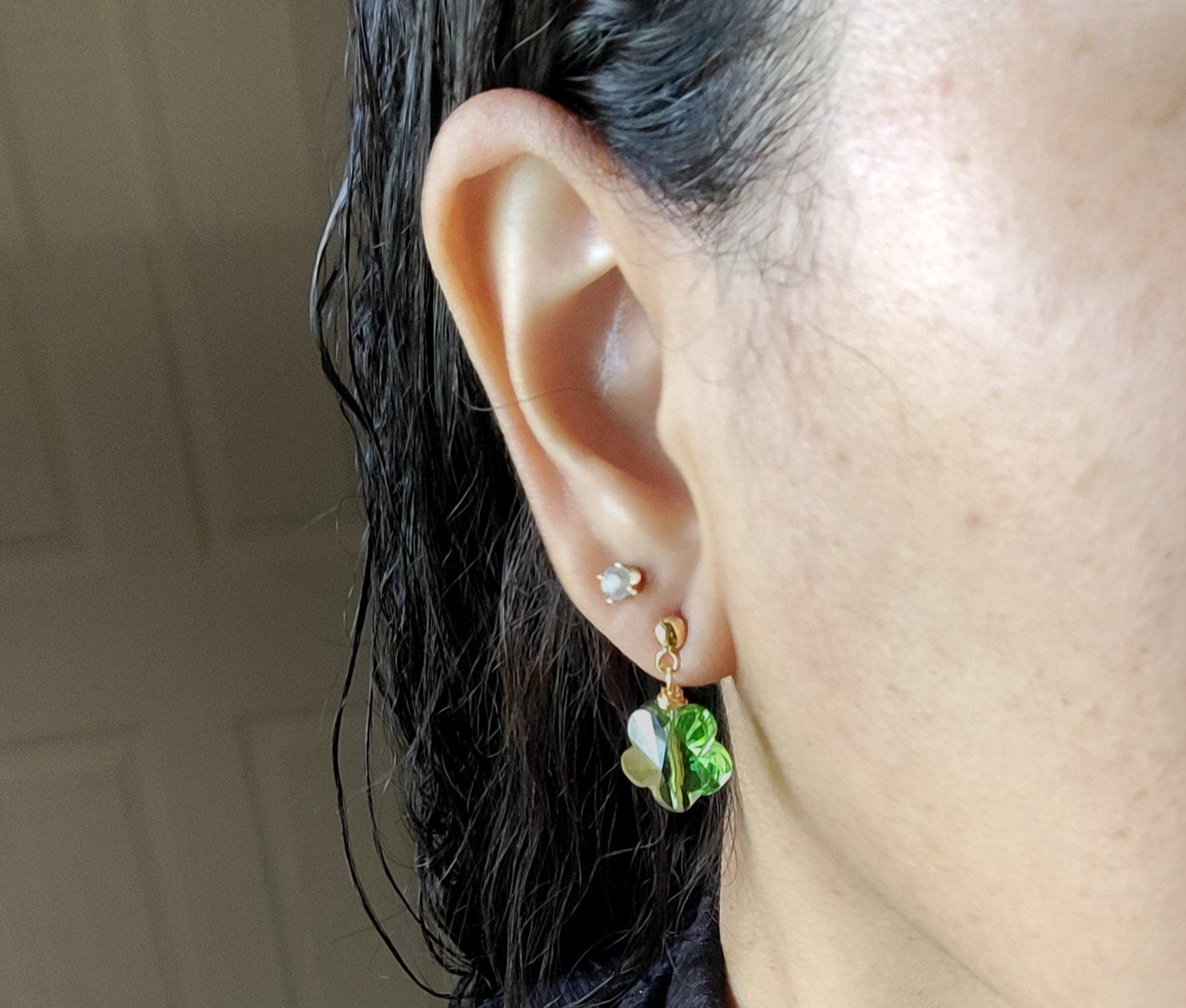 Daisy earrings, Green Flower Earrings, spring earrings, lightweight earrings, everyday earrings, neutral earrings, retro flower earring