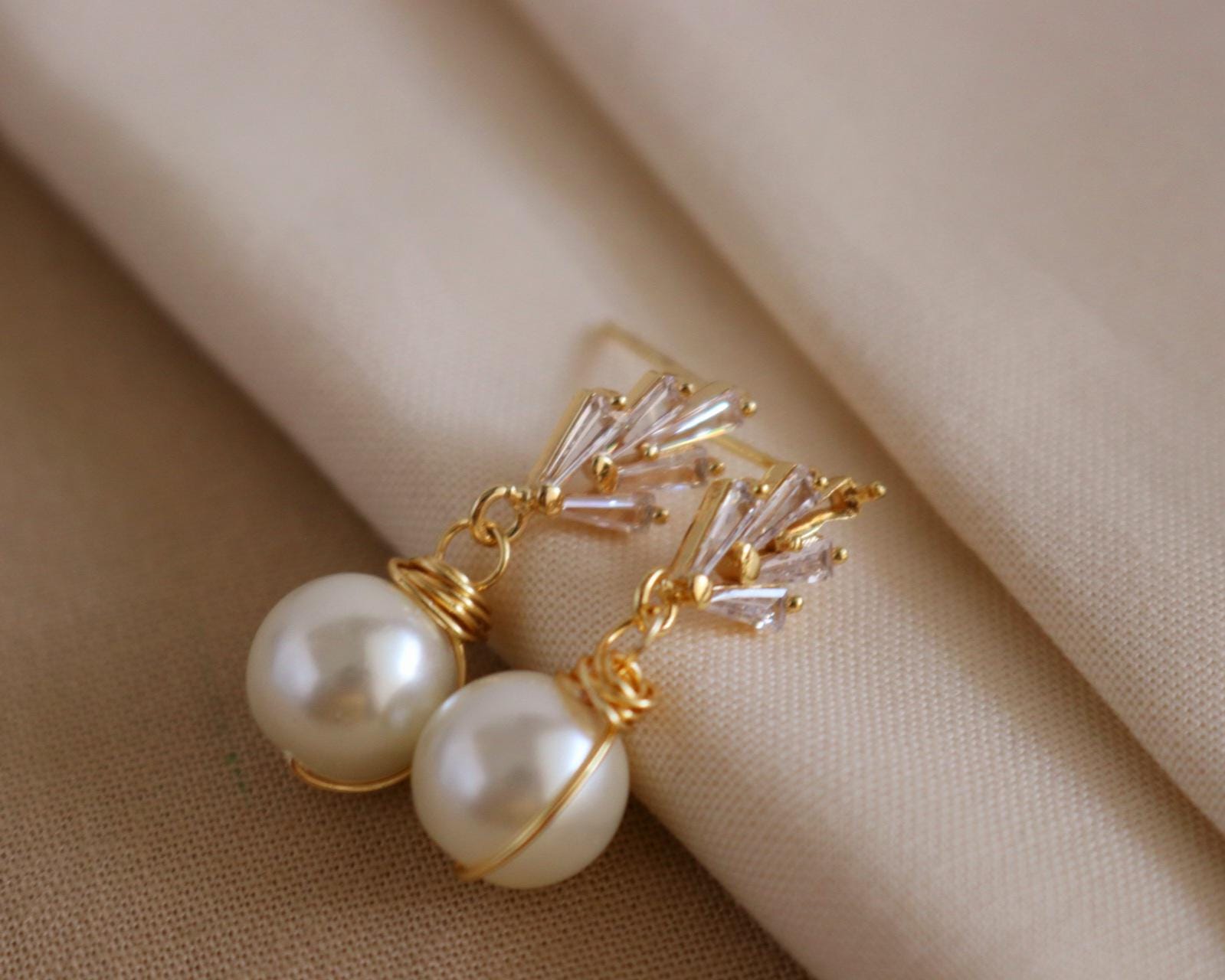 Pearl earring drops, earring minimalistic, pearl gifted earring, weddings- giftful, bridal giftful, bridemaid's gift, maid of honor gifted