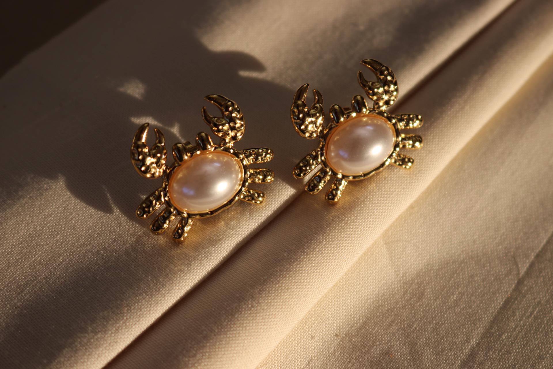 Crab Stud Earrings, Dainty Crab Earrings, Minimalists earrings, Tiny gold earrings, Tiny dainty earring Gifts for-her, Wife gift, for-women