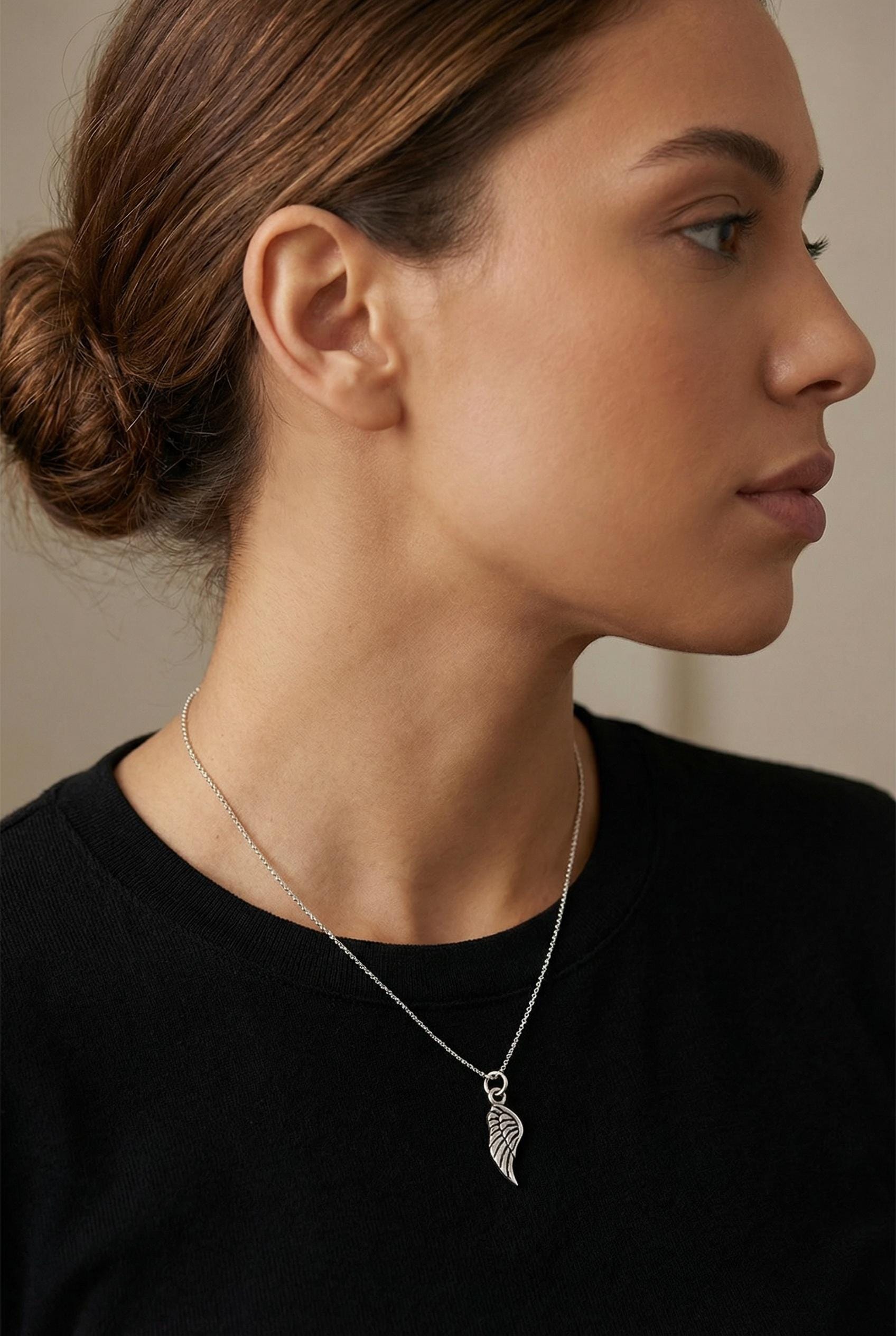 Angel Wing Necklace, Tiny Angel Wing Necklace, Minimalist Necklace, Thin chain necklaces, Dainty Minimaliste necklace, Gifts for-her wife