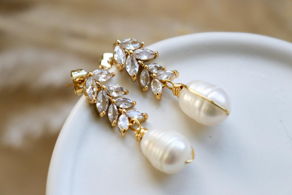 Dainty Pearl drop earrings, Natural Freshwater Pearl Earring, Dainty gold earrings, Earring Minimalistic, Bridal Earring, Maid honor gift
